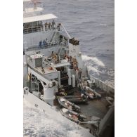 Vue aérienne du remorqueur-ravitailleur Revi (A635) transportant les zodiacs de l'association Greenpeace interceptés sur le pont, où sont présents sept gendarmes et Christine Oberdorff, journaliste de RFO Tahiti hélitreuillés depuis un hélicoptère Super-Puma.