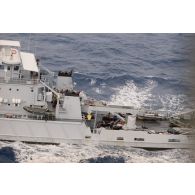 Vue aérienne du remorqueur-ravitailleur Revi (A635) transportant les zodiacs de l'association Greenpeace interceptés sur le pont, où sont présents sept gendarmes et Christine Oberdorff, journaliste de RFO Tahiti hélitreuillés depuis un hélicoptère Super-Puma.