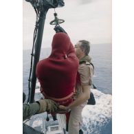 Hélitreuillage sur le remorqueur-ravitailleur Revi (A635) d'un commandant de gendarmerie depuis un hélicoptère Super Puma de l'escadron de transport d'outre-mer (ETOM) 82.
