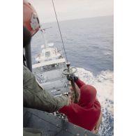 Hélitreuillage sur le remorqueur-ravitailleur Revi (A635) d'un commandant de gendarmerie depuis un hélicoptère Super Puma de l'escadron de transport d'outre-mer (ETOM) 82.