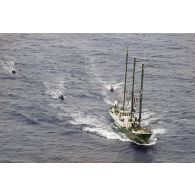 Vue aérienne du navire Rainbow Warrior II de l'association Greenpeace après son arraisonnement escorté par cinq zodiacs, à proximité de l'atoll de Morurua.