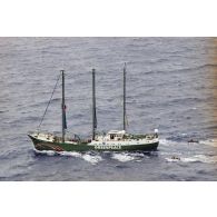 Vue aérienne du navire Rainbow Warrior II de l'association Greenpeace après son arraisonnement escorté par cinq zodiacs, à proximité de l'atoll de Morurua.