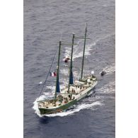Vue aérienne du navire Rainbow Warrior II de l'association Greenpeace après son arraisonnement escorté par cinq zodiacs, à proximité de l'atoll de Morurua.
