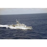 Vue aérienne de l'aviso Lieutenant de vaisseau Lavallée (F790).