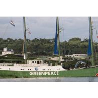 Départ du port de Papeete du navire Rainbow Warrior II de l'association Greenpeace, arborant une banderole "la planète demande la fin des essais nucléaires, la France doit rejoindre le moratoire".