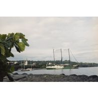 Départ du port de Papeete du navire Rainbow Warrior II de l'association Greenpeace.