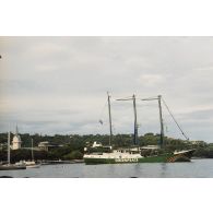 Départ du port de Papeete du navire Rainbow Warrior II de l'association Greenpeace, arborant une banderole "la planète demande la fin des essais nucléaires, la France doit rejoindre le moratoire".