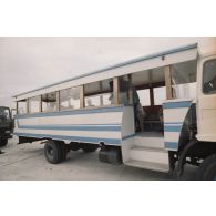 Après débarquement du remorqueur Rari (A634) qui les a transportés au port de l'atoll de Moruroa le 26 mars, les membres de Greenpeace montent à bord d'un truck bus.