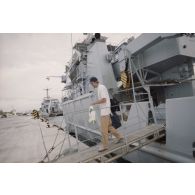 Débarquement d'un journaliste soviétique du remorqueur-ravitailleur Rari (A634) qui a transportés les membres de Greenpeace au port de l'atoll de Moruroa le 26 mars.