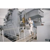 Débarquement de Jean-Luc Thierry, représentant de Greenpeace France, du remorqueur-ravitailleur Rari (A634) qui a transportés les membres de Greenpeace au port de l'atoll de Moruroa le 26 mars.