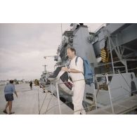 Débarquement de Jean-Luc Thierry, représentant de Greenpeace France, du remorqueur-ravitailleur Rari (A634) qui a transportés les membres de Greenpeace au port de l'atoll de Moruroa le 26 mars.