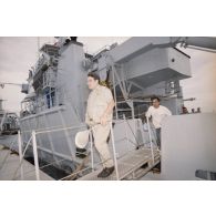 Débarquement Nikolaï Vorontsov, ex-ministre de l'Environnement soviétique, suivi d'Oscar Temaru, maire de Faaa et chef du Front de Libération de la Polynésie (FLP), du remorqueur-ravitailleur Rari (A634) qui a transportés les membres de Greenpeace au port de l'atoll de Moruroa le 26 mars.