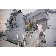 Débarquement d'un militant du Front de Libération de la Polynésie (FLP) du remorqueur-ravitailleur Rari (A634) qui a transportés les membres de Greenpeace au port de l'atoll de Moruroa le 26 mars.