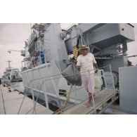 Débarquement d'un militant du Front de Libération de la Polynésie (FLP) du remorqueur-ravitailleur Rari (A634) qui a transportés les membres de Greenpeace au port de l'atoll de Moruroa le 26 mars.