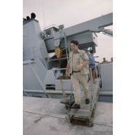 Débarquement de Nikolaï Vorontsov, ex-ministre de l'Environnement soviétique du remorqueur-ravitailleur Rari (A634) qui a transportés les membres de Greenpeace au port de l'atoll de Moruroa le 26 mars.