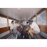 Après débarquement du remorqueur Rari (A634) qui les a transportés au port de l'atoll de Moruroa le 26 mars, les membres de Greenpeace à bord d'un truck bus : Oscar Temaru, maire de Faaa et chef du Front de Libération de la Polynésie (FLP).