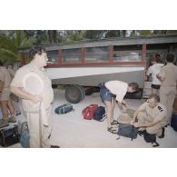 Fouille des bagages des membres de Greenpeace par les gendarmes à leur arrivée sur l'atoll de Moruroa le 26 mars. Nikolaï Vorontsov, ex-ministre de l'Environnement soviétique (à gauche), tient un filet de prélèvement.