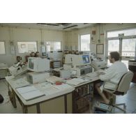 Ordinateurs permettant le calcul de la spectrométrie Gamma dans un laboratoire du service mixte de sécurité radiologique (SMSR) de l'atoll de Moruroa.