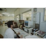 Ordinateurs permettant le calcul de la spectrométrie Gamma dans un laboratoire du service mixte de sécurité radiologique (SMSR) de l'atoll de Moruroa.