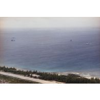 Vue aérienne du navire Rainbow Warrior II de l'association Greenpeace dans le lagon de Fangataufa après le mouillage.