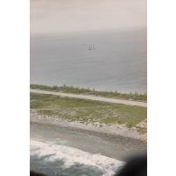 Vue aérienne du navire Rainbow Warrior II de l'association Greenpeace dans le lagon de Fangataufa après le mouillage.