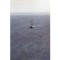 Vue aérienne du navire Rainbow Warrior II de l'association Greenpeace dans le lagon de Fangataufa après le mouillage.