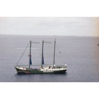 Vue aérienne du navire Rainbow Warrior II de l'association Greenpeace dans le lagon de Fangataufa après le mouillage.