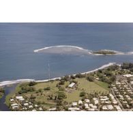 Vue aérienne du site et des antennes de l'élément de transmissions au camp d'Arue, côte est de Tahiti.
