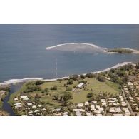 Vue aérienne du site et des antennes de l'élément de transmissions au camp d'Arue, côte est de Tahiti.