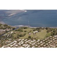 Vue aérienne du site et des antennes de l'élément de transmissions au camp d'Arue, côte est de Tahiti.