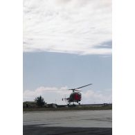 Hélicoptère Alouette 3 de l’escadron de transport outre-mer (ETOM) 00/082 à l'atterrissage en zone aéroportuaire de l'atoll de Moruroa.