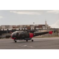 Hélicoptère Alouette 3 de l’escadron de transport outre-mer (ETOM) 00/082 posé en zone aéroportuaire de l'atoll de Moruroa.