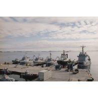 Zone portuaire de Moruroa. Bâtiments à quai : remorqueur-ravitailleur RR 2000 Taape (A633), bâtiments de soutien de région (BSR) Tapataï (A779) et Chamois (A767), remorqueur Abeille Bretagne, remorqueur-ravitailleur RR 4000 Revi (A635).