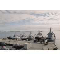 Zone portuaire de Moruroa. Bâtiments à quai : remorqueur-ravitailleur RR 2000 Taape (A633), bâtiments de soutien de région (BSR) Tapataï (A779) et Chamois (A767), remorqueur Abeille Bretagne, remorqueur-ravitailleur RR 4000 Revi (A635).