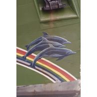 Dessin d'étrave avec des dauphins sur le navire Rainbow Warrior 2  de l'association Greenpeace à quai dans le port de Papeete.