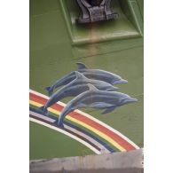 Dessin d'étrave avec des dauphins sur le navire Rainbow Warrior 2  de l'association Greenpeace à quai dans le port de Papeete.