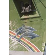 Navire Rainbow Warrior 2 de l'association Greenpeace à quai dans le port de Papeete. Dessin d'étrave avec des dauphins.