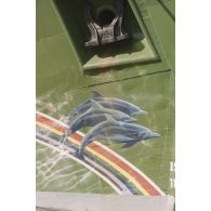 Navire Rainbow Warrior 2 de l'association Greenpeace à quai dans le port de Papeete. Dessin d'étrave avec des dauphins.