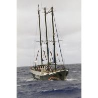 Mission de prélèvement d'eau et de plancton du navire Rainbow Warrior 2 de l'association Greenpeace en dehors de la zone interdite des 12 miles nautiques de Moruroa.