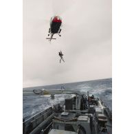 Hélitreuillage avec un plongeur d'un hélicoptère Alouette 3 de l’escadron de transport outre-mer (ETOM) 00/082 sur le patrouilleur La Railleuse (P689) pour l'échange de courrier.