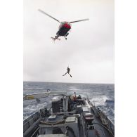 Hélitreuillage avec un plongeur d'un hélicoptère Alouette 3 de l’escadron de transport outre-mer (ETOM) 00/082 sur le patrouilleur La Railleuse (P689) pour l'échange de courrier.