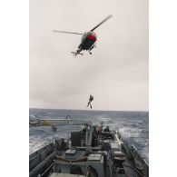 Hélitreuillage avec un plongeur d'un hélicoptère Alouette 3 de l’escadron de transport outre-mer (ETOM) 00/082 sur le patrouilleur La Railleuse (P689) pour l'échange de courrier.