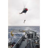 Hélitreuillage avec un plongeur d'un hélicoptère Alouette 3 de l’escadron de transport outre-mer (ETOM) 00/082 sur le patrouilleur La Railleuse (P689) pour l'échange de courrier.