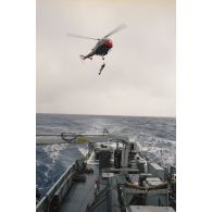Hélitreuillage avec un plongeur d'un hélicoptère Alouette 3 de l’escadron de transport outre-mer (ETOM) 00/082 sur le patrouilleur La Railleuse (P689) pour l'échange de courrier.
