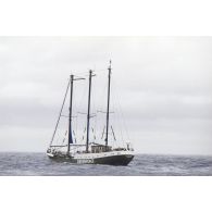 Le navire Rainbow Warrior 2 de l'association Greenpeace en mer en mission de prélèvement en dehors de la zone des 12 miles nautiques de Moruroa.