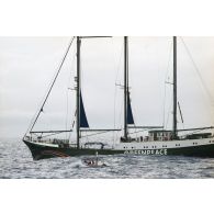 Cinq zodiacs du navire Rainbow Warrior 2 de l'association écologiste Greenpeace ont été mis à l'eau pour une opération médiatique en mer.