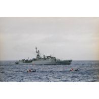 Trois des cinq zodiacs du navire Rainbow Warrior 2 de l'association écologiste Greenpeace mis à l'eau pour une opération médiatique en mer, non loin de l'aviso Lieutenant de vaisseau Lavallée (F790).