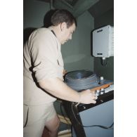 Quartier-maître au centre opérationnel (CO) à bord du patrouilleur La Railleuse (P689).