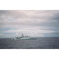 Un zodiac de Greenpeace ayant pénétré dans la zone des 12 miles nautiques des eaux territoriales de Moruroa, interdite à tous les navires, sous escorte de l'aviso Lieutenant de vaisseau Lavallée (F790), et d'un zodiac de commandos.