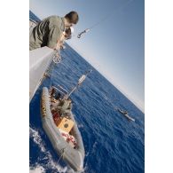 Zodiac de l'association écologiste Greenpeace arraisonné par les commandos Jaubert dans les eaux territoriales de Mururoa par les commandos Jaubert embarqué à bord du patrouilleur La Railleuse (P689).